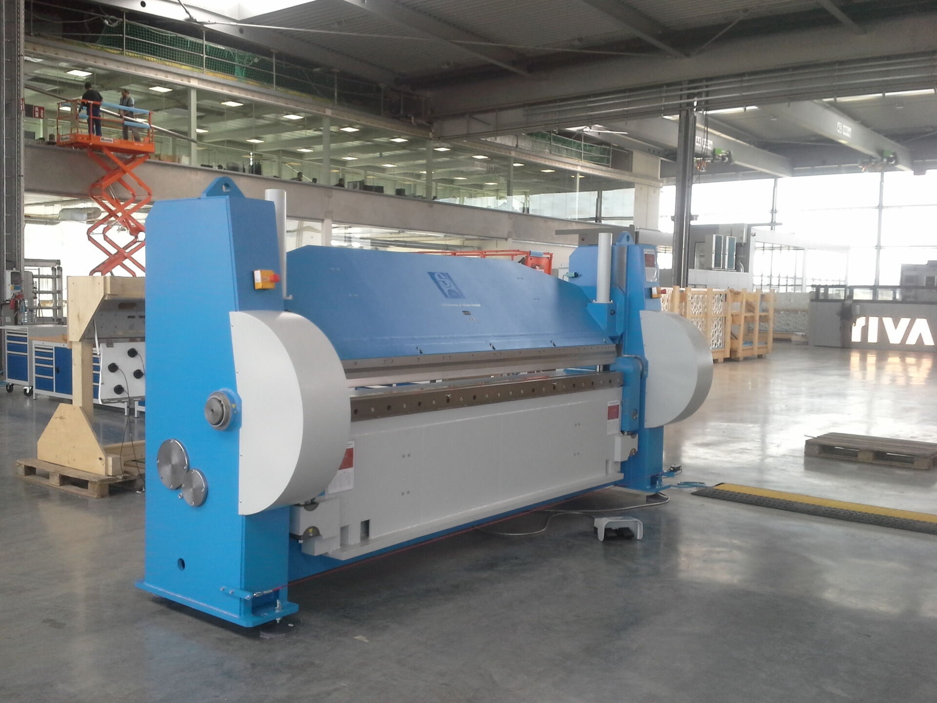 Fertigungshalle - Schwenkbiegemaschine 210.11-10