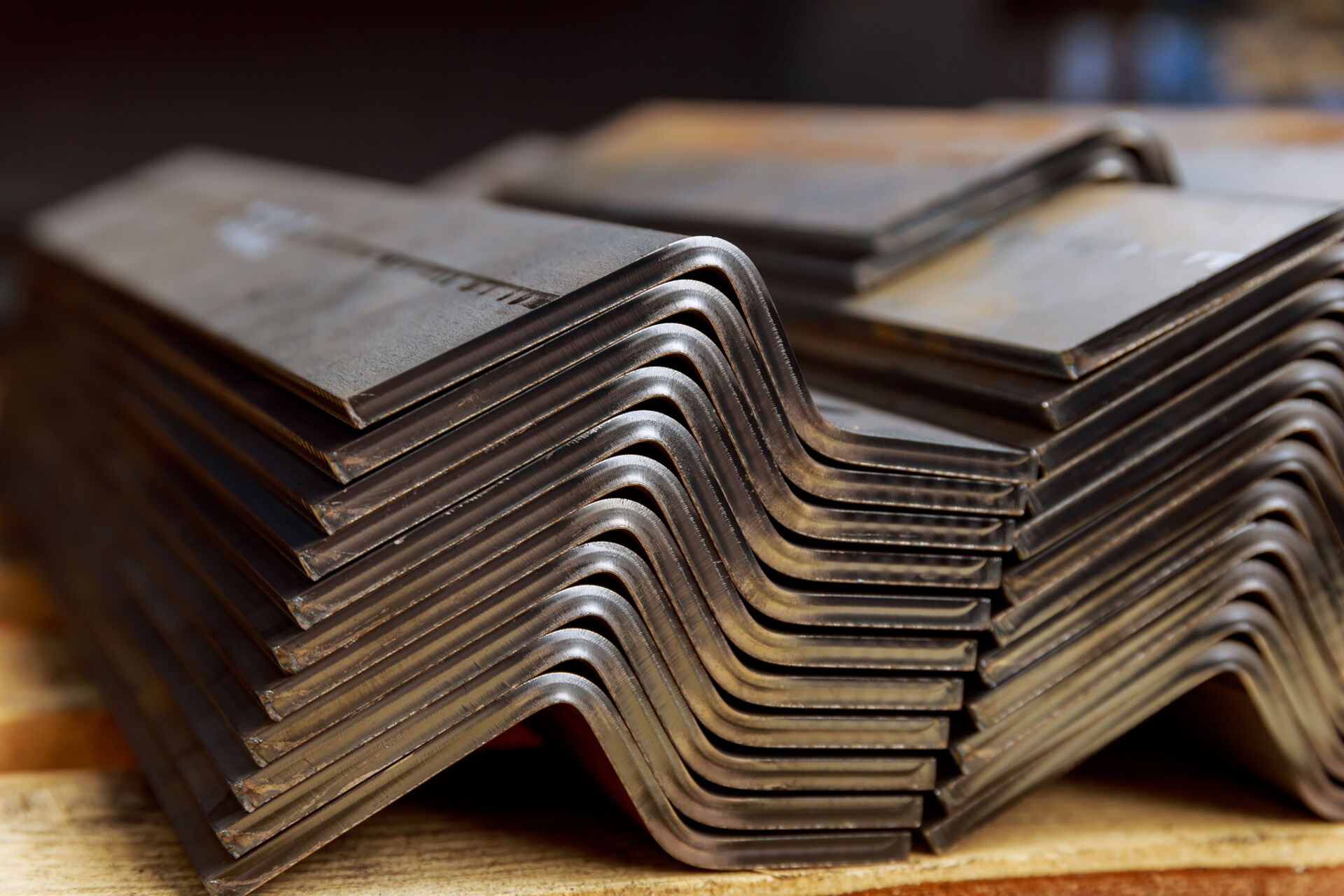 Biegemaschinen und Abkantbänke für manuelles und motorisches Biegen von Blechen.